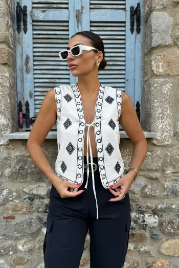 Γιλέκο με Κέντημα και Δέσιμο - Λευκό κ Σκούρο Μπλε