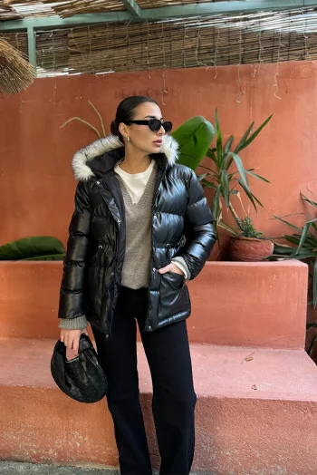 Μπουφάν με Όψη Δέρματος και Γούνα στη Κουκούλα - Μαύρο