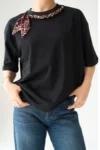 T-Shirt με Αποσπώμενο Αξεσουάρ Φουλάρι  -Μαύρο
