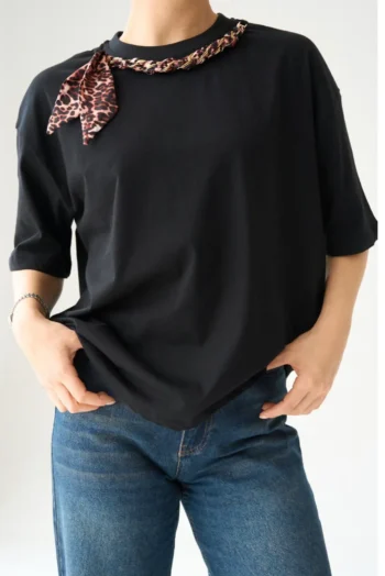 T-Shirt με Αποσπώμενο Αξεσουάρ Φουλάρι  -Μαύρο